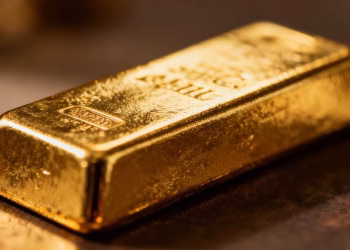 Lingot d'or brillant avec reflets lumineux.