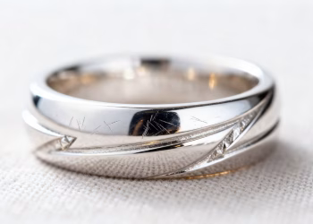 Bague en or blanc brillante et polie