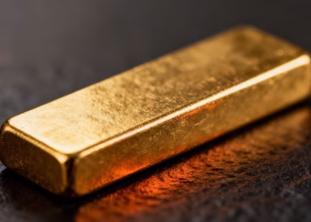 Barre d'or brillante sur fond sombre.