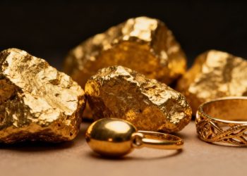 Nuggets et bijoux en or brillants.