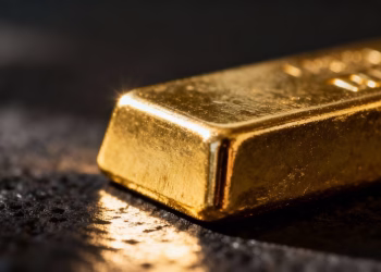 Barre d'or brillant sur fond sombre.