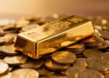 Barre d'or sur des pièces d'or.