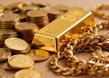 Différentes formes d'investissement en or : pièces, lingots, bijoux.