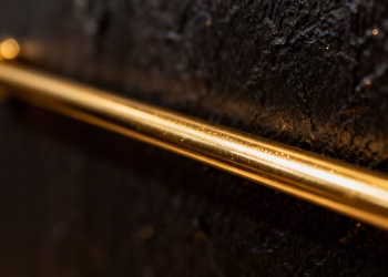 Lingot d'or brillant sur fond sombre.
