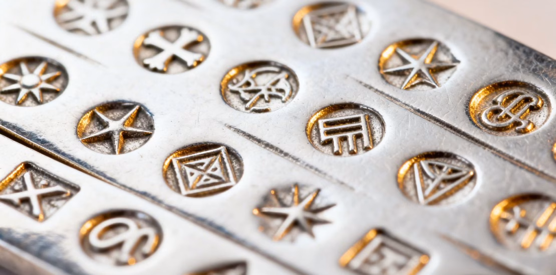 Poinçons d'argent sur des objets en argent.