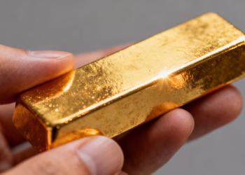 Une personne tenant de l'or brillant.