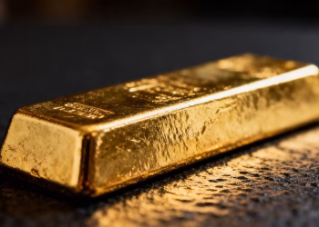 Lingots d'or brillants sur fond sombre.