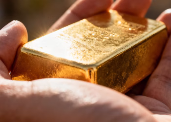 Main d'or tenant une barre d'or