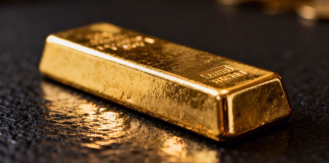 Lingot d'or brillant sur fond sombre.