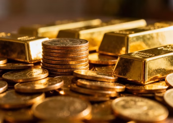 Pièces et lingots d'or dans un portefeuille diversifié.