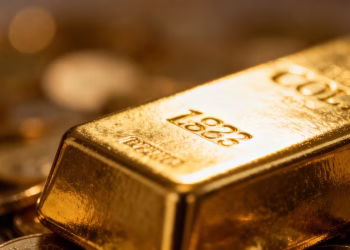 Lingot d'or brillant sur fond flou.