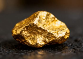 Nugget d'or brillant sur fond sombre.