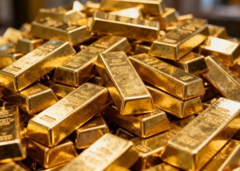 Montagne de lingots d'or brillants.