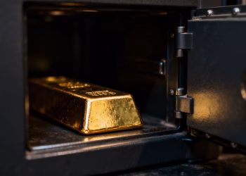 Lingot d'or dans un coffre-fort sécurisé.