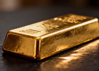 Lingot d'or brillant sur fond sombre.