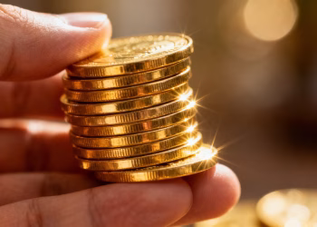 Main d'or tenant des pièces d'or