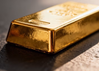Lingot d'or sur fond sombre.
