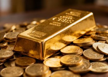 Barre d'or sur des pièces d'or.