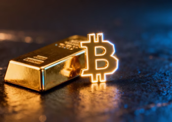 Or et bitcoin côte à côte sur fond sombre.