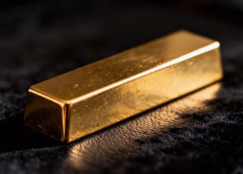 Lingot d'or brillant sur fond sombre.