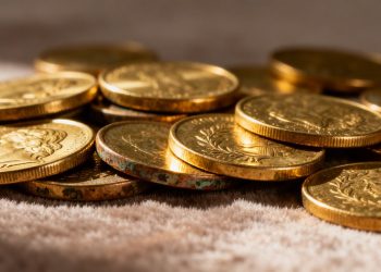 Pièces d'or de collection, gros plan, brillance métallique.