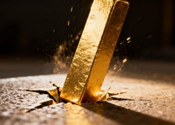 Lingot d'or brisant une surface, mouvement ascendant.
