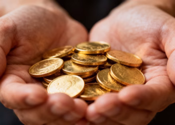 Pièces d'or dans une main