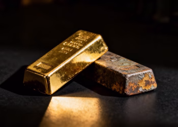 Lingot d'or brillant à côté d'un lingot d'or suspect.