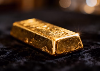 Lingot d'or brillant sur fond sombre.