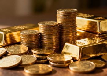 Pièces et lingots d'or brillants, diversifiant un portefeuille.