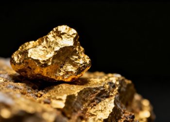 Nugget d'or sur minerai brut
