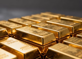 Блестящие золотые слитки, сложенные стопкой