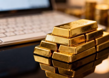 Barres d’or étincelantes sur une table sombre, achat ETF