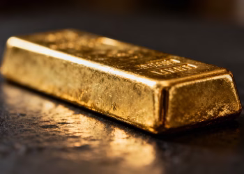 Barre d'or brillante sur fond sombre.