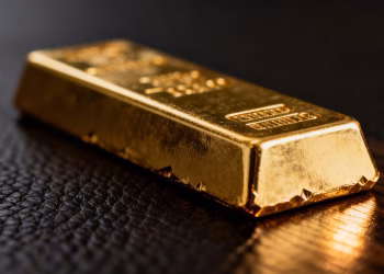 Lingot d'or brillant sur fond sombre