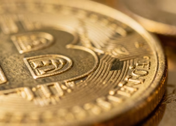 Крупный план подлинной золотой монеты