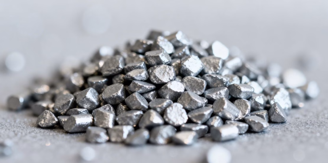 Grains d'argent brillant sur fond neutre.