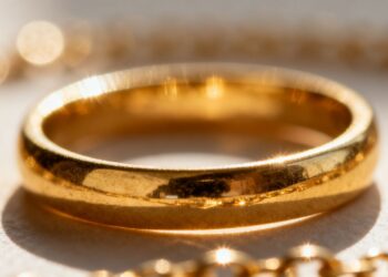 Lingots d'or et bijoux en or 18 carats brillants.