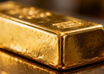 Lingot d'or brillant reflétant la lumière.