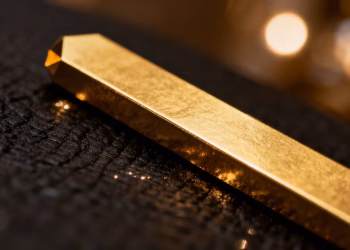 Lingot d'or brillant sur fond sombre.