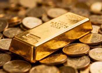 Lingot d'or sur des pièces d'or.