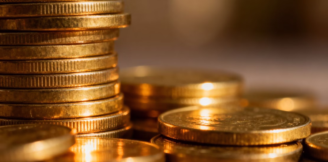 Pièces d'or brillantes empilées.