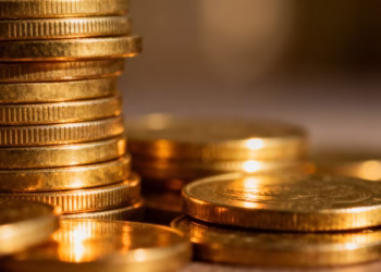Pièces d'or brillantes empilées.