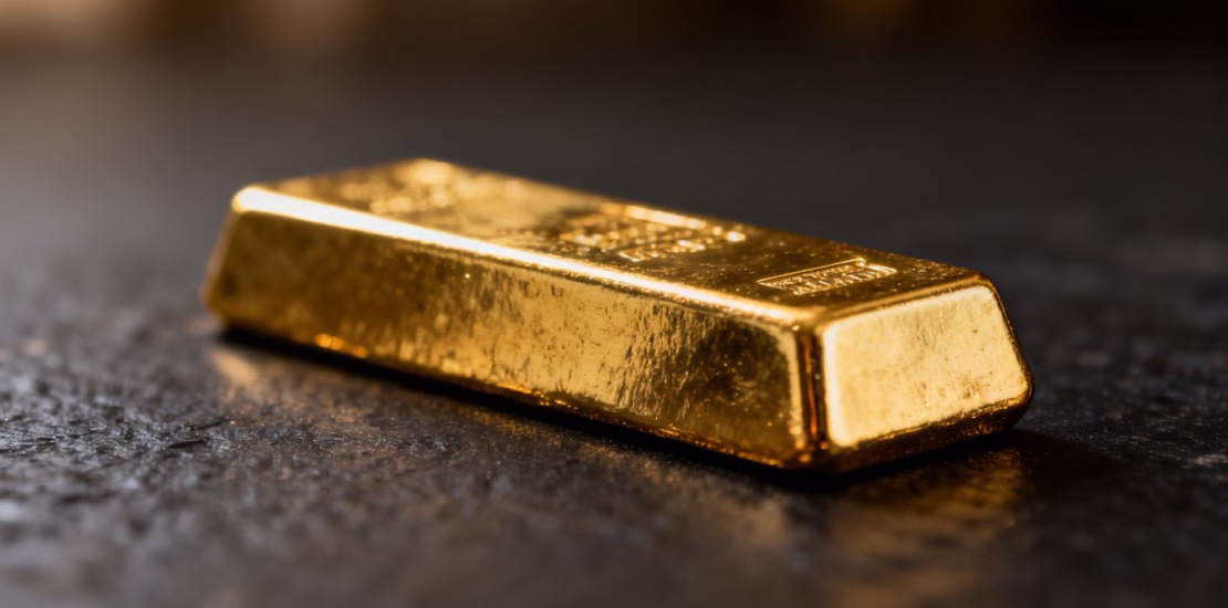 Lingot d'or brillant sur fond sombre.