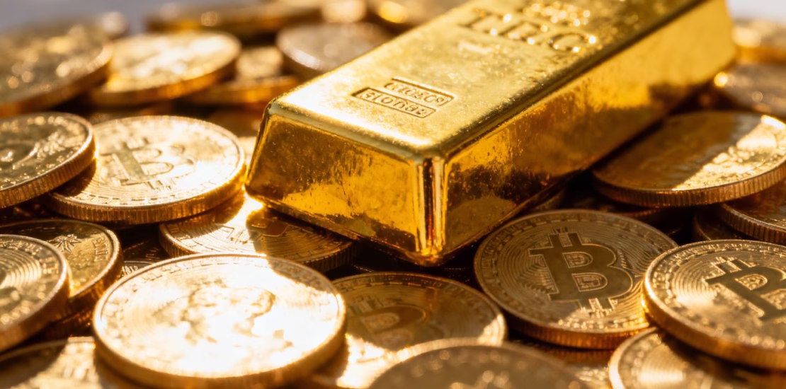 Pile d'or physique, pièces et lingots.