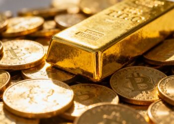 Pile d'or physique, pièces et lingots.