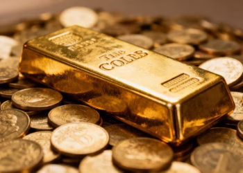 Lingots et pièces d'or brillants, symbole d'investissement.