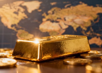 模糊的世界地图背景上的金条。