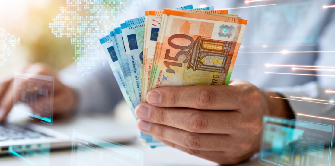 Main argent en ligne, billets d'euros dans une main.