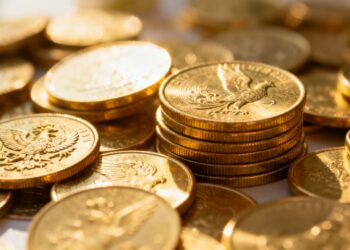 Pièces d'or de collection, gros plan, brillance métallique.